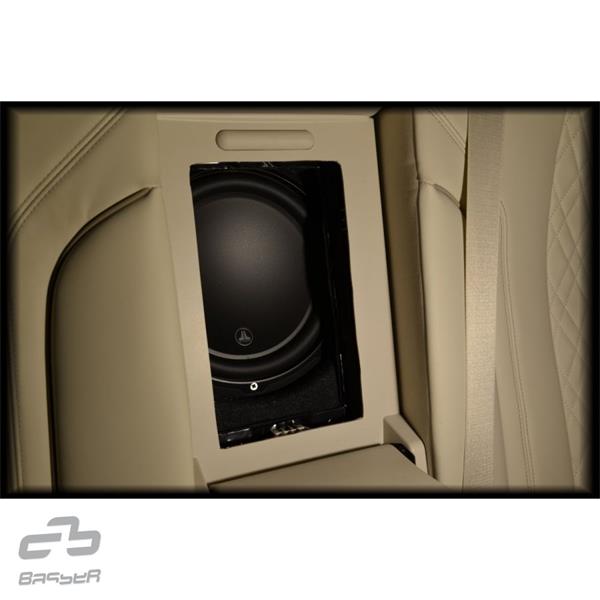 Basser FBbmw23 10-tums subwoofer monterad bakom mittarmstödet i BMW G30
