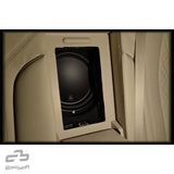 Basser FBbmw23 10-tums subwoofer monterad bakom mittarmstödet i BMW G30