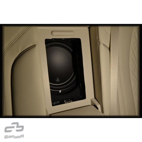 Basser FBbmw23 10-tums subwoofer monterad bakom mittarmstödet i BMW G30